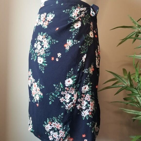 Wrap around Flower skirt/Size Medium - Picture 9 of 9